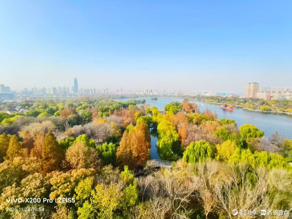 超然楼上赏明湖，五彩斑斓尽收眼底