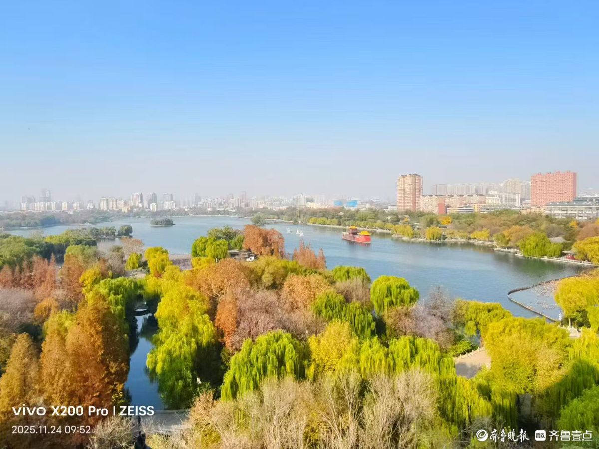 超然楼上赏明湖，五彩斑斓尽收眼底