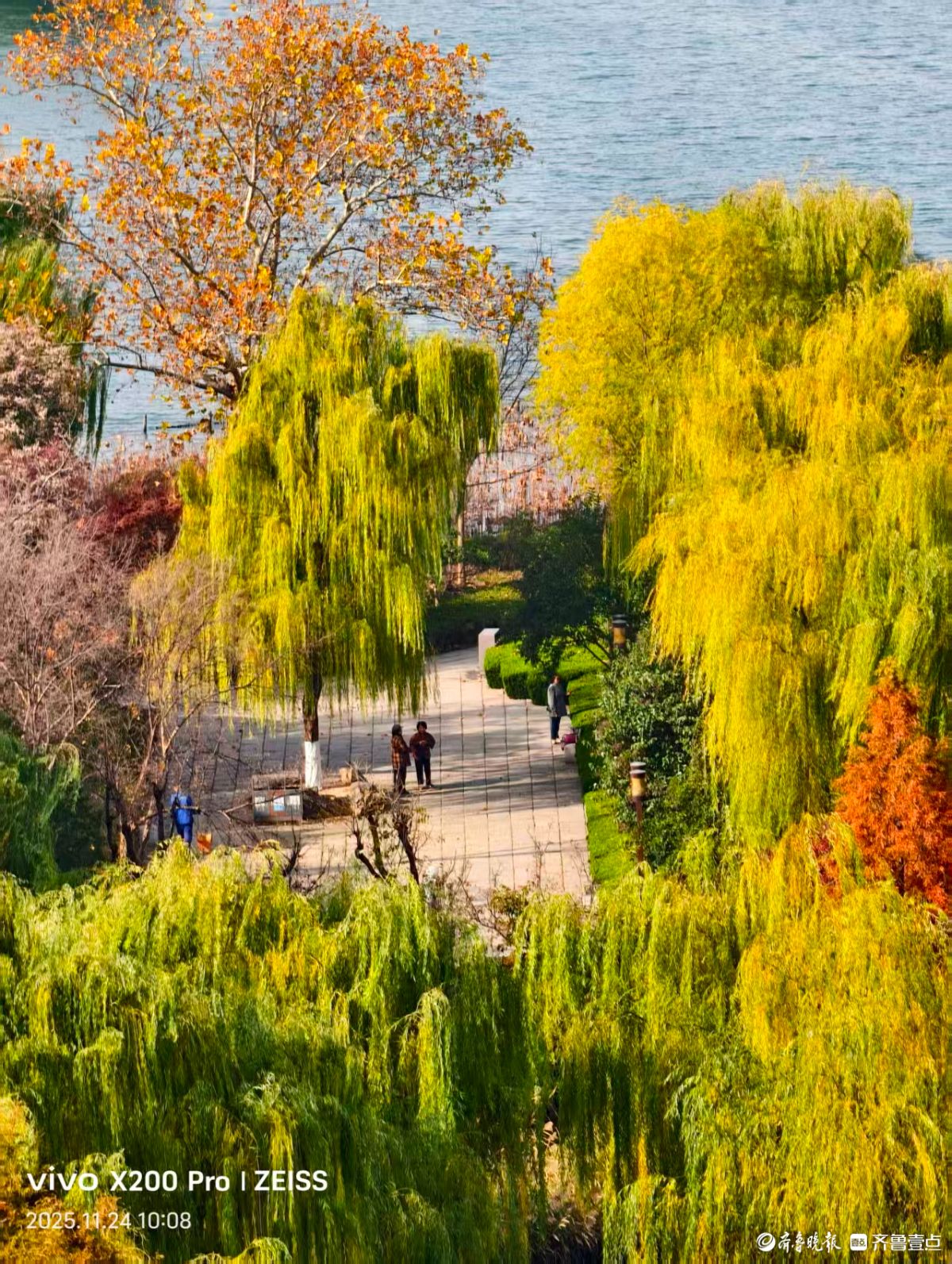 超然楼上赏明湖，五彩斑斓尽收眼底