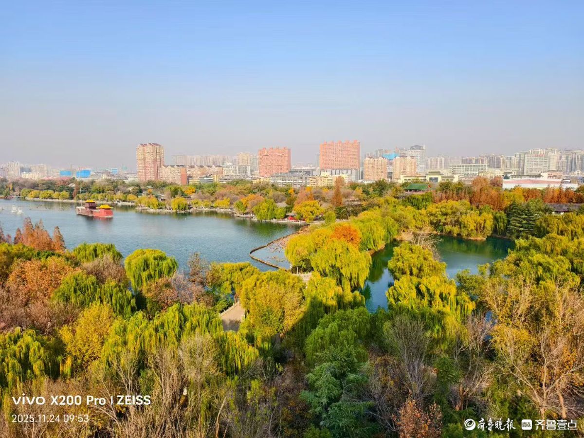 超然楼上赏明湖，五彩斑斓尽收眼底