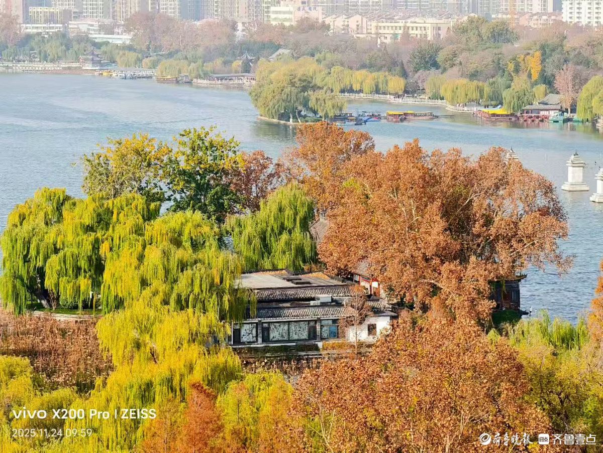 超然楼上赏明湖，五彩斑斓尽收眼底