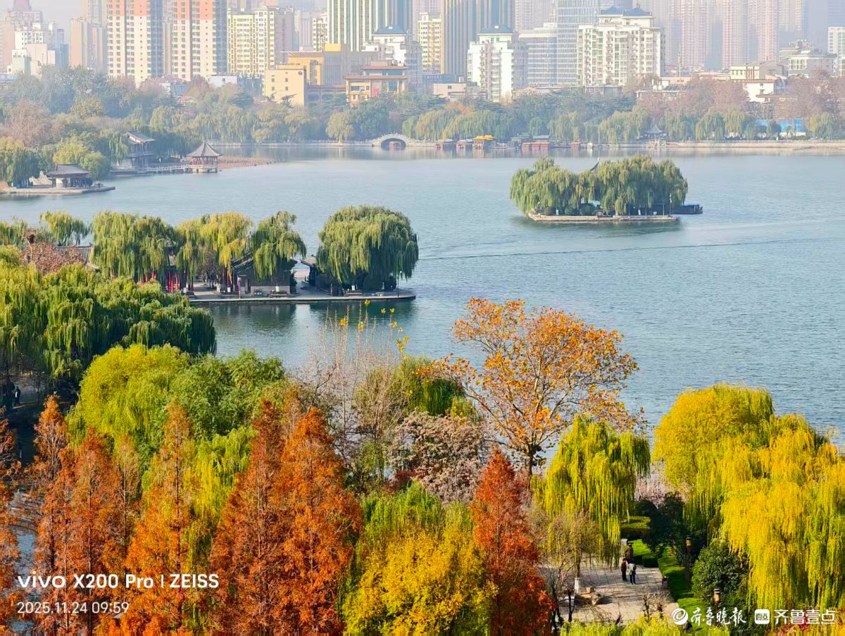 超然楼上赏明湖，五彩斑斓尽收眼底