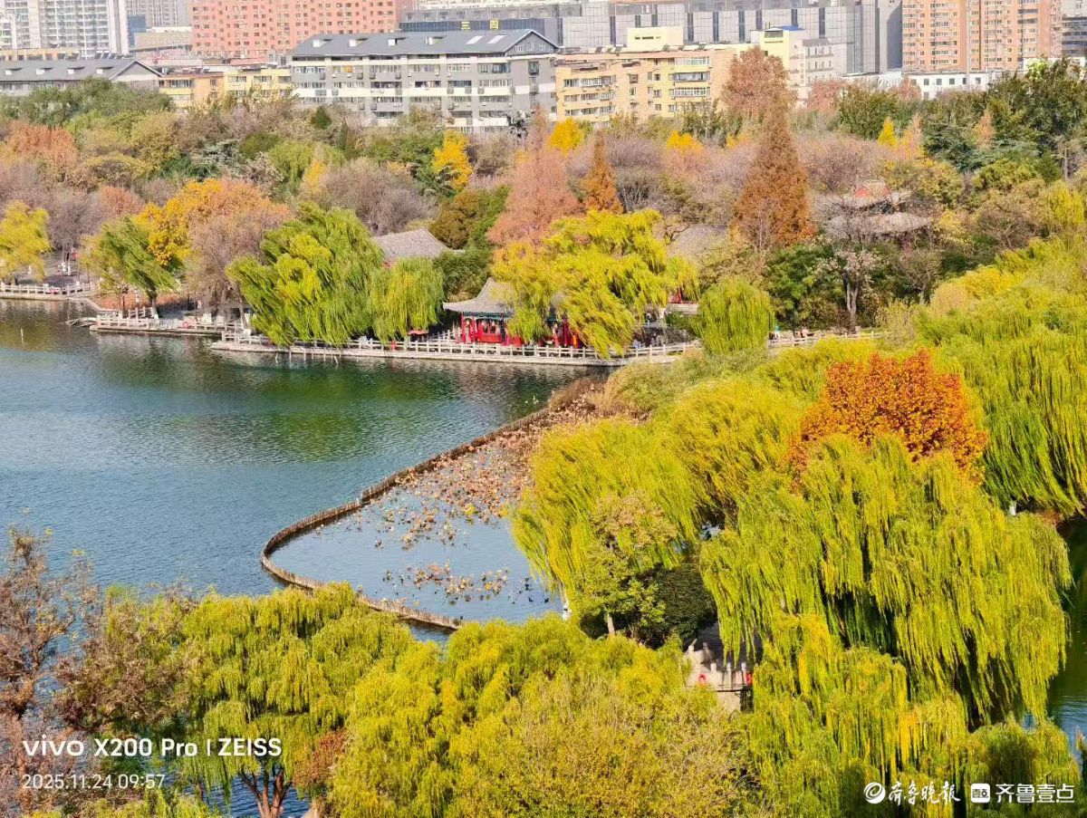 超然楼上赏明湖，五彩斑斓尽收眼底