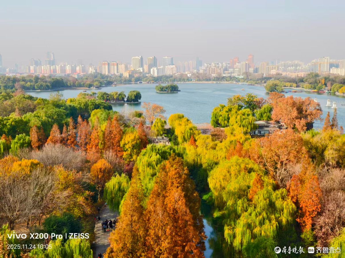 超然楼上赏明湖，五彩斑斓尽收眼底