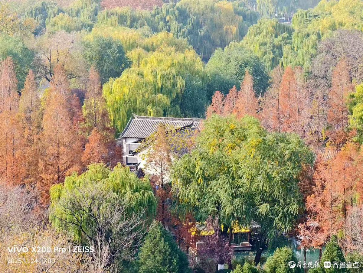 超然楼上赏明湖，五彩斑斓尽收眼底