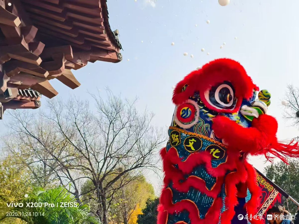 超然楼旁舞双狮