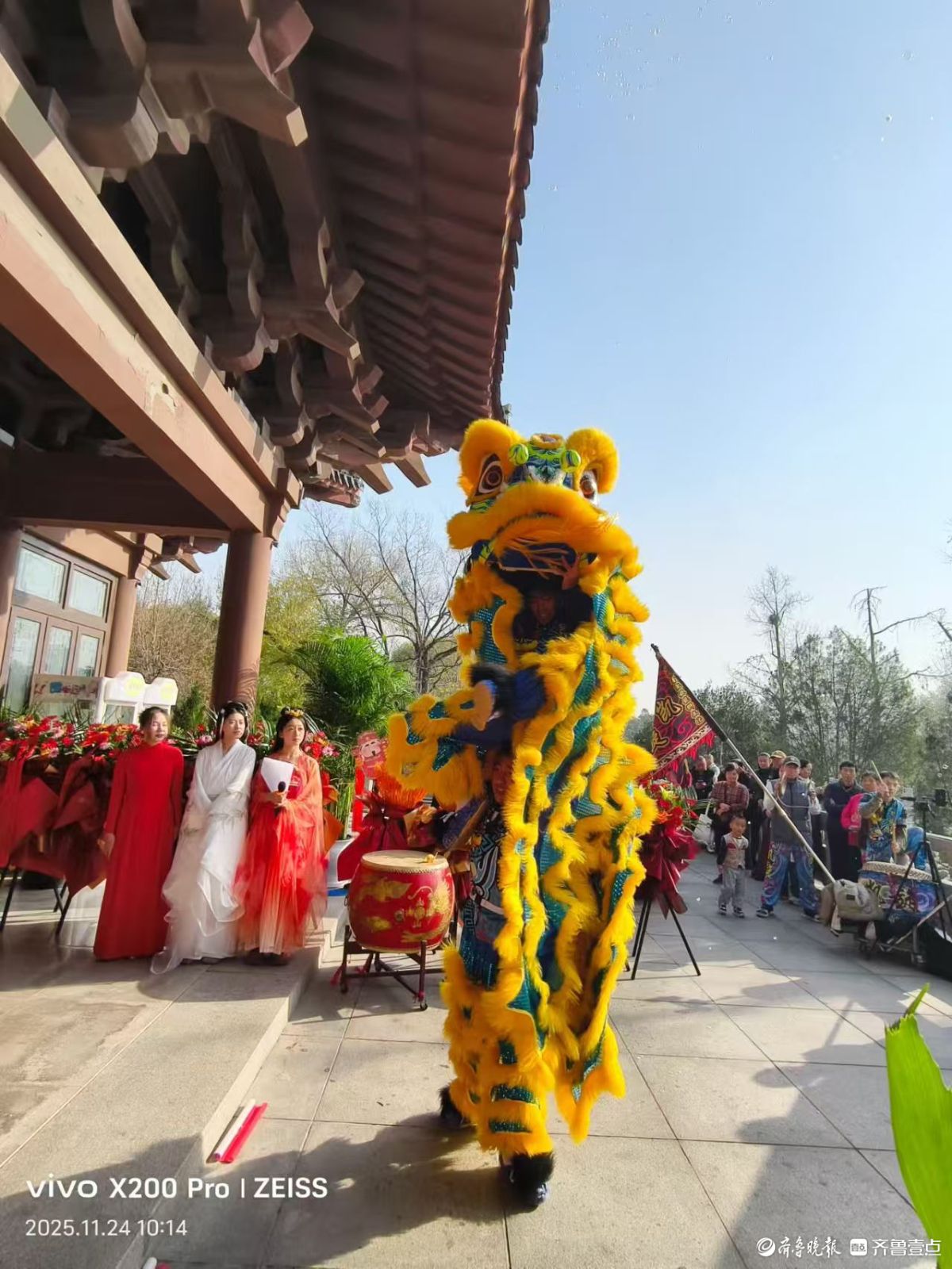 超然楼旁舞双狮