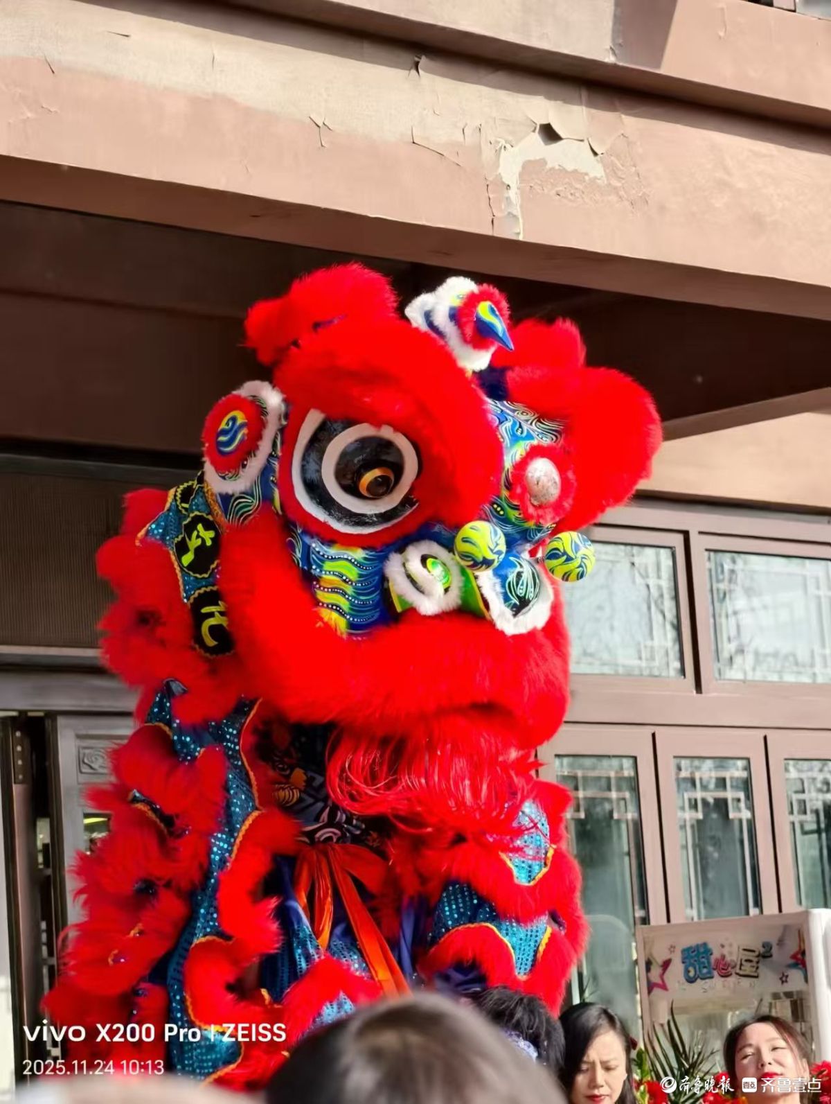 超然楼旁舞双狮