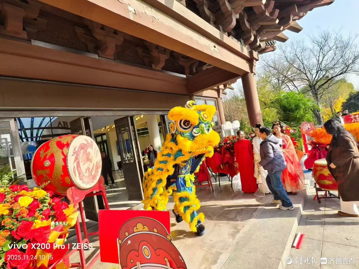 超然楼旁舞双狮