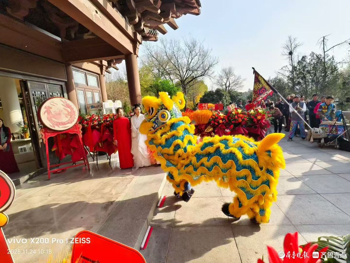 超然楼旁舞双狮