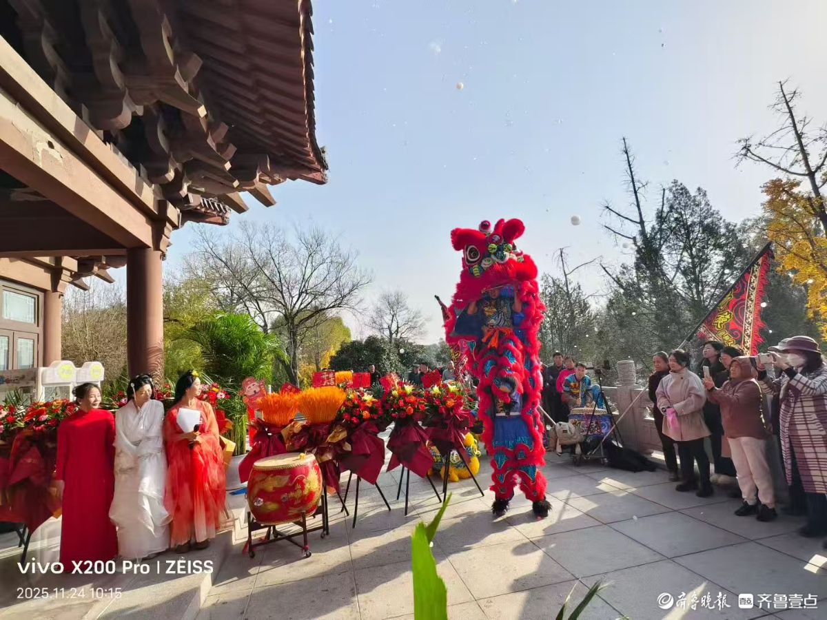 超然楼旁舞双狮