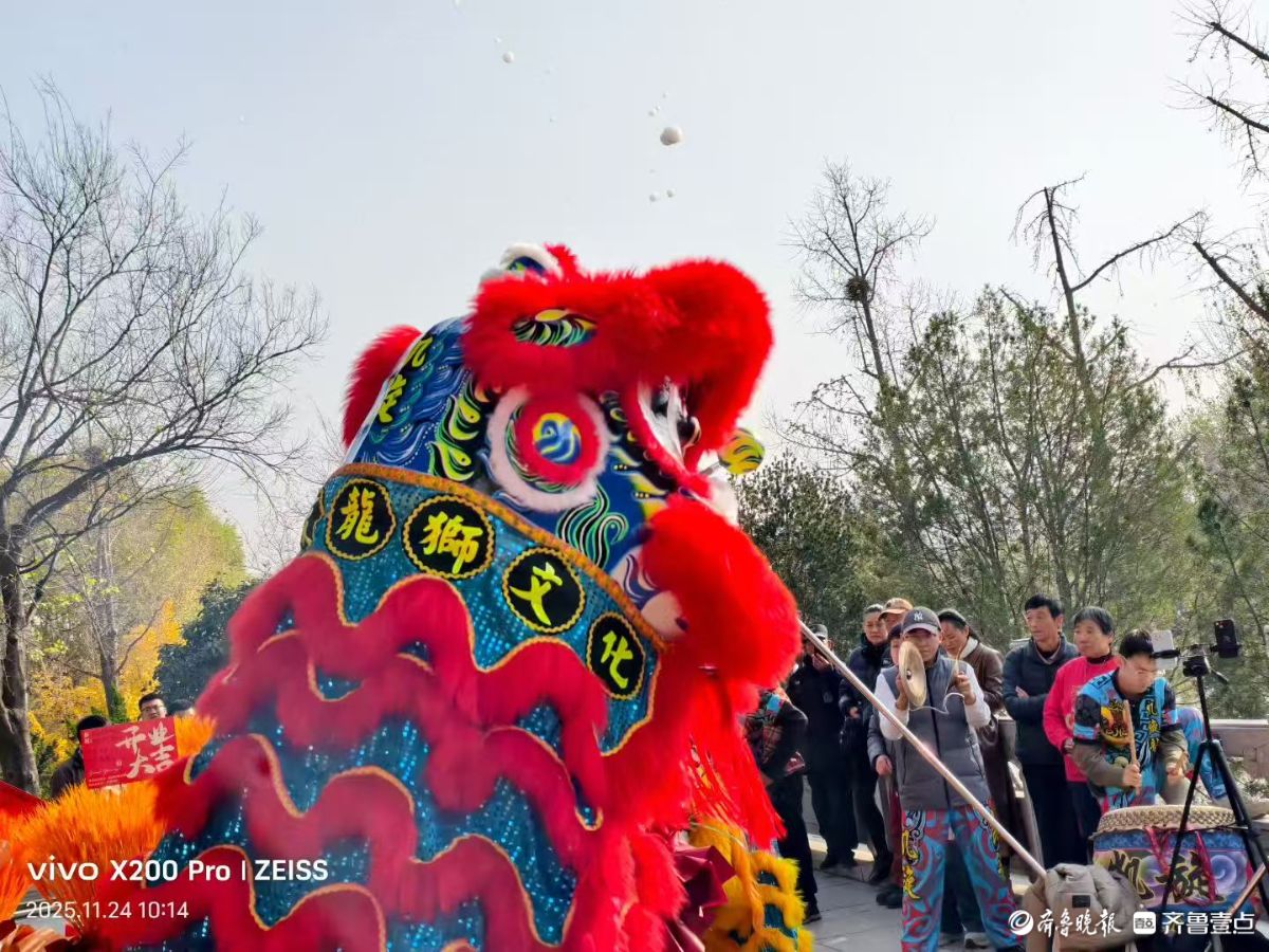 超然楼旁舞双狮