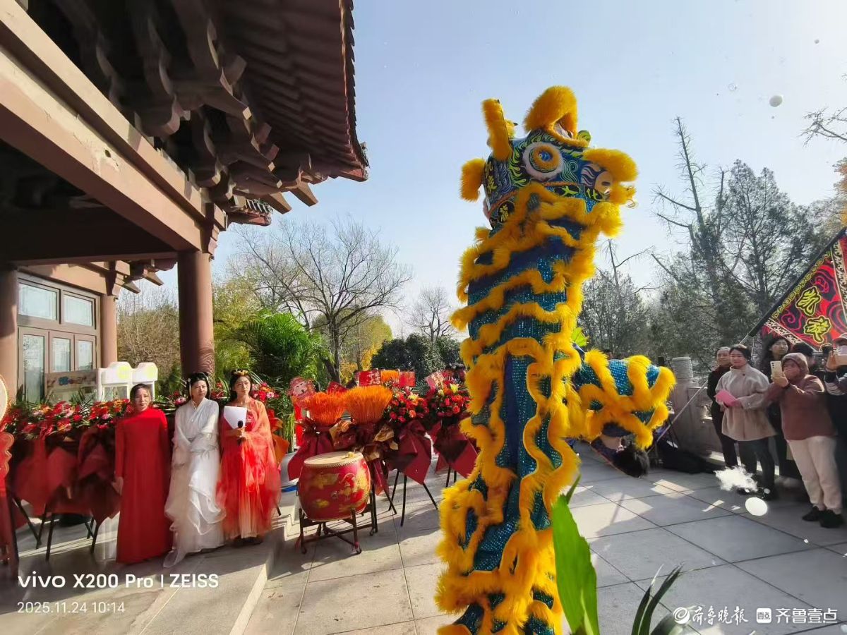 超然楼旁舞双狮