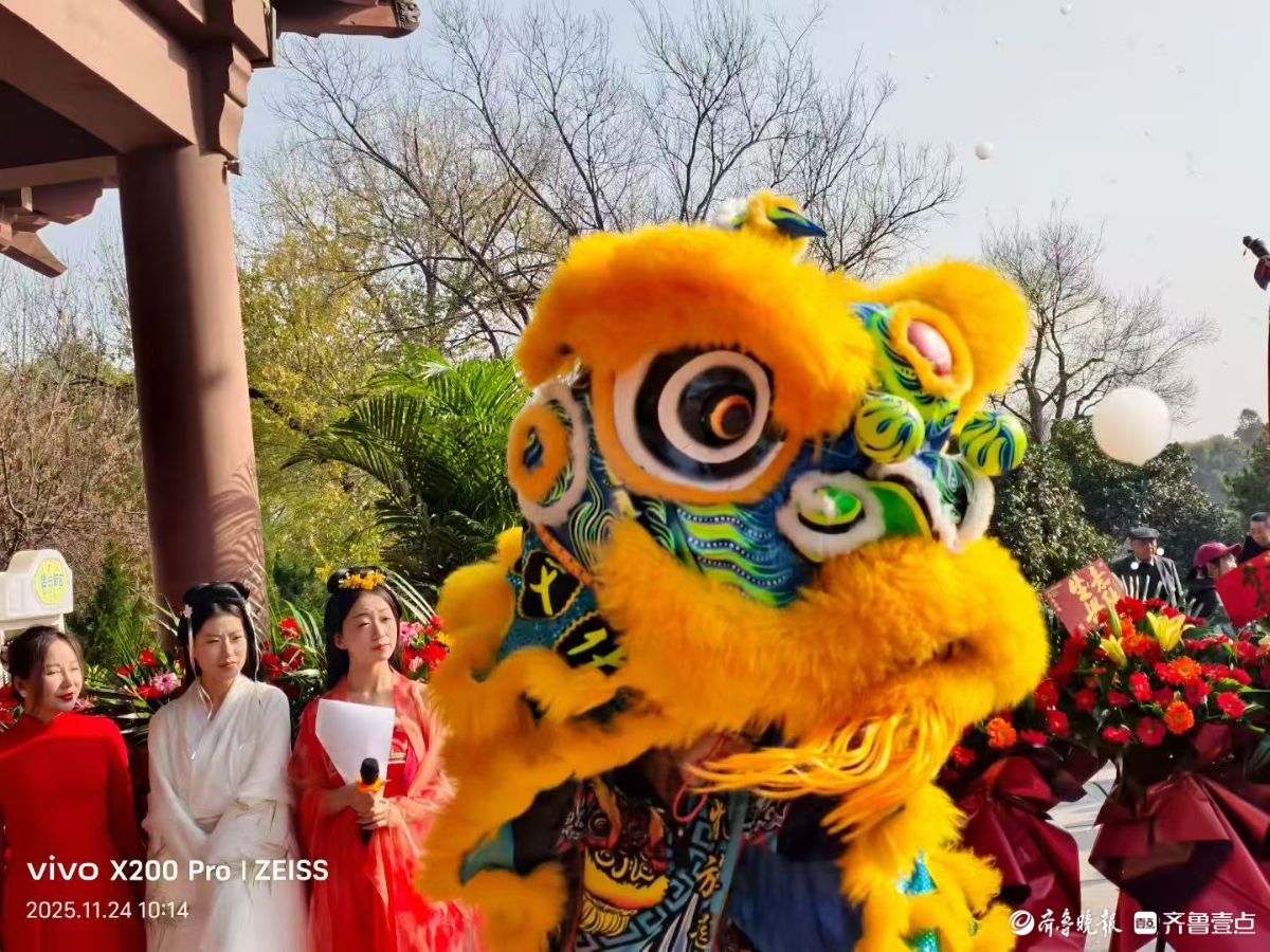 超然楼旁舞双狮