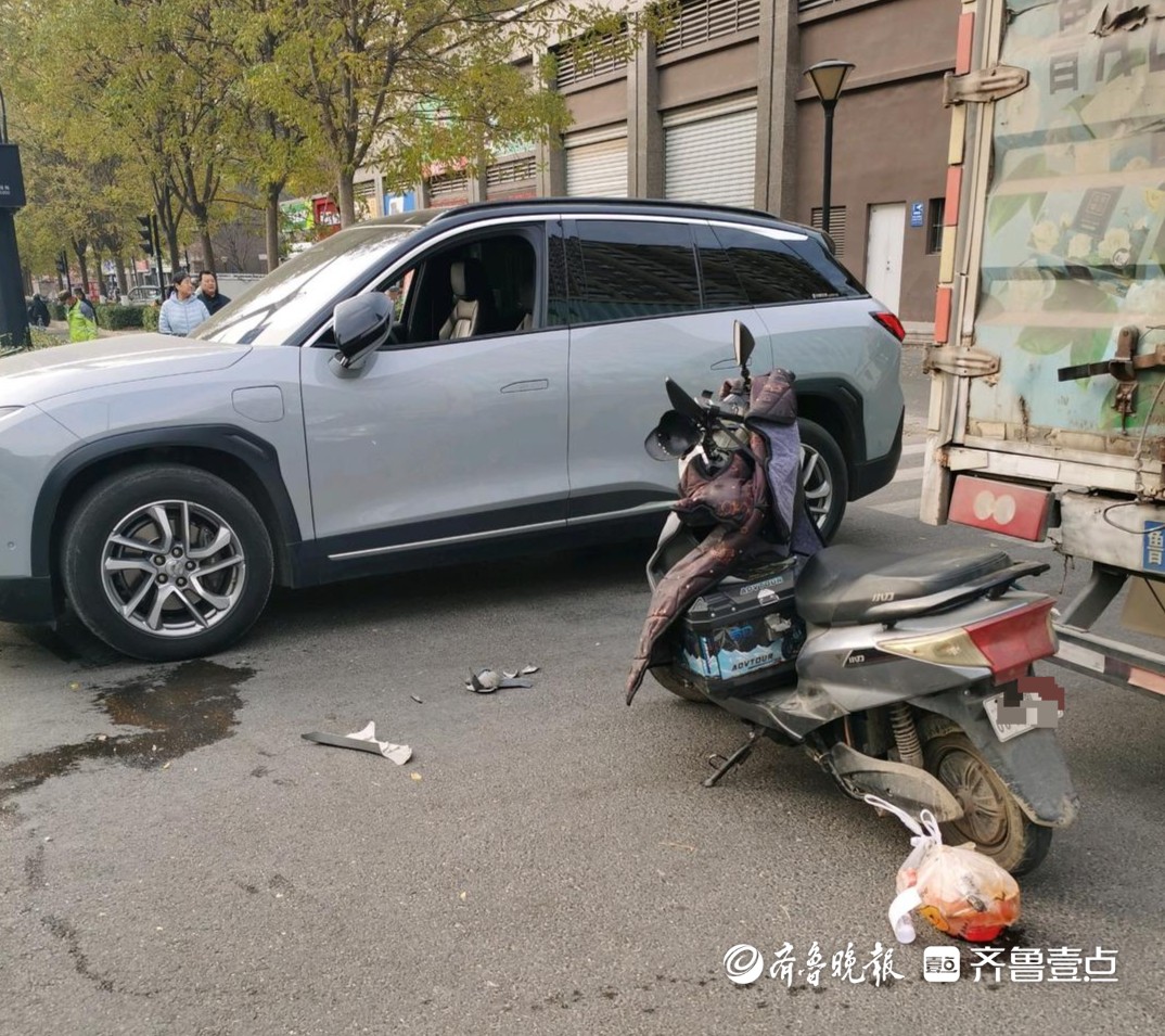 情报站|济南凤容路一私家车和电动车发生碰撞，出行注意安全