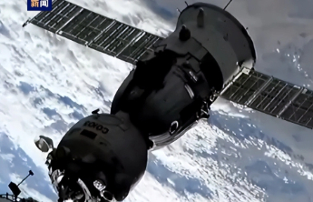 俄“联盟”飞船携3名宇航员顺利返回地球