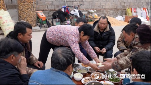 凡人歌丨河南工人上门借点水，五莲这位大嫂连续十几天去工地送饭