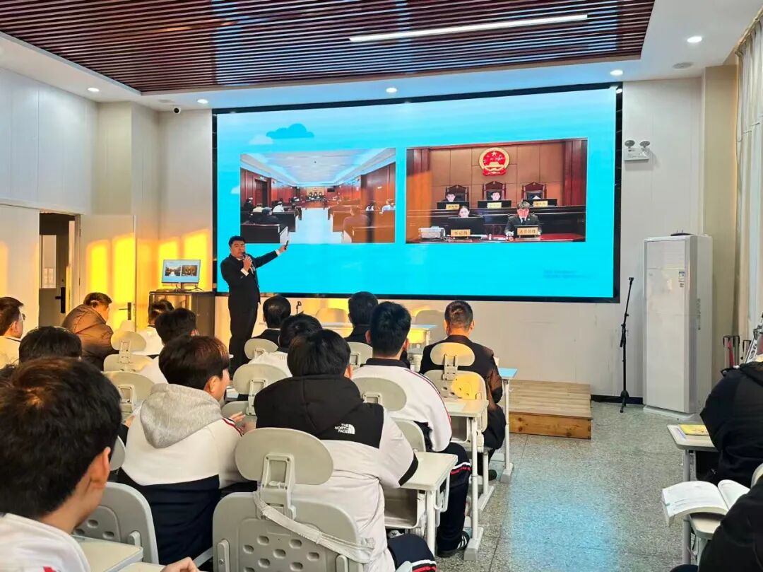 法治护航成长，济宁中院干警走进济宁市第八中学开展普法宣传活动