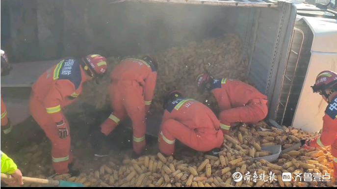 果然视频|两车发生事故致一人被困，消防员到场及时救援