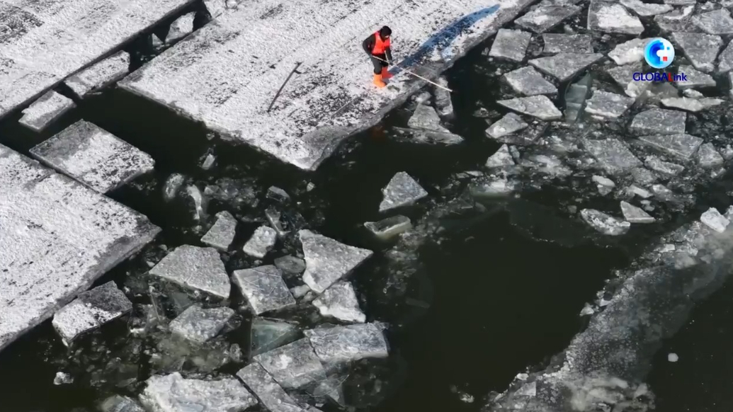 Ice collection underway in China's "ice city" Harbin