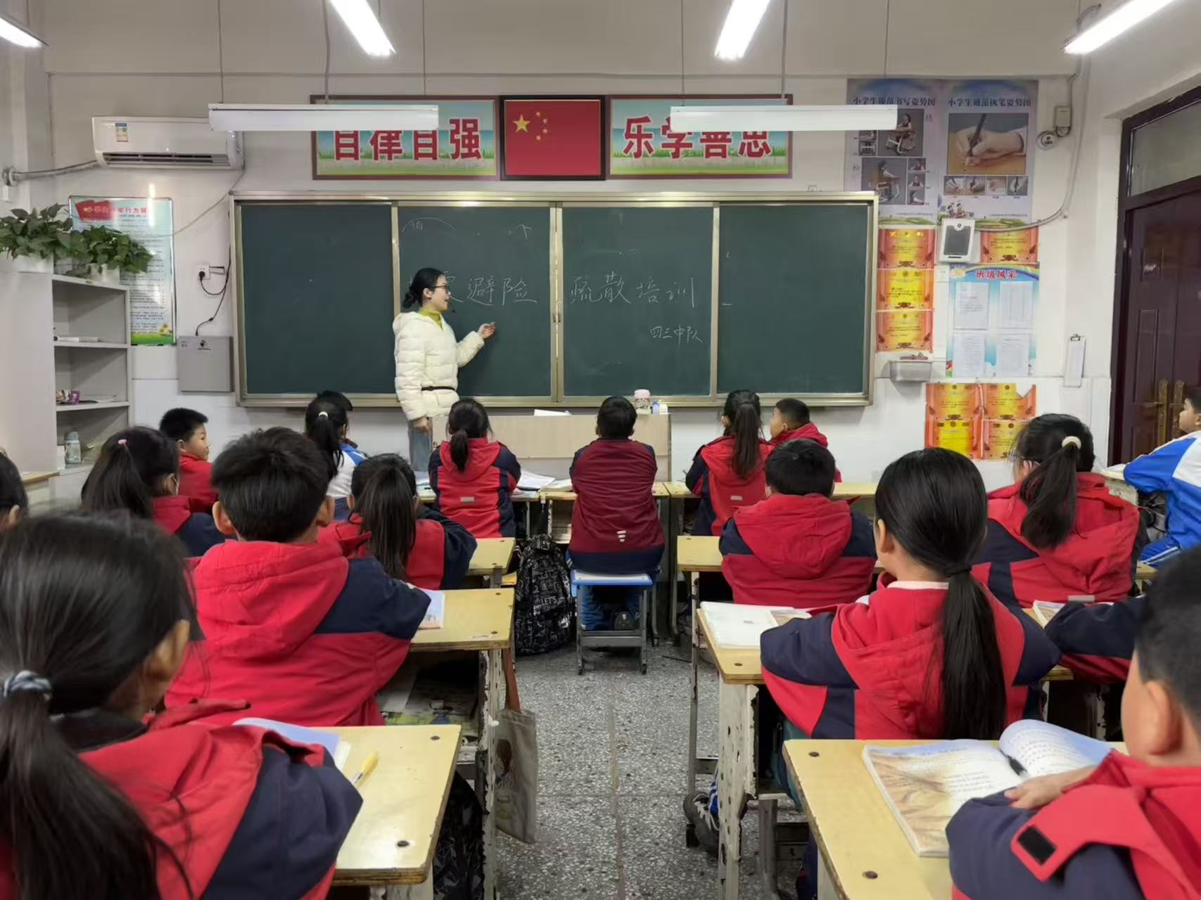 菏泽鲁西新区陈集镇陈集小学开展地震应急疏散演练活动