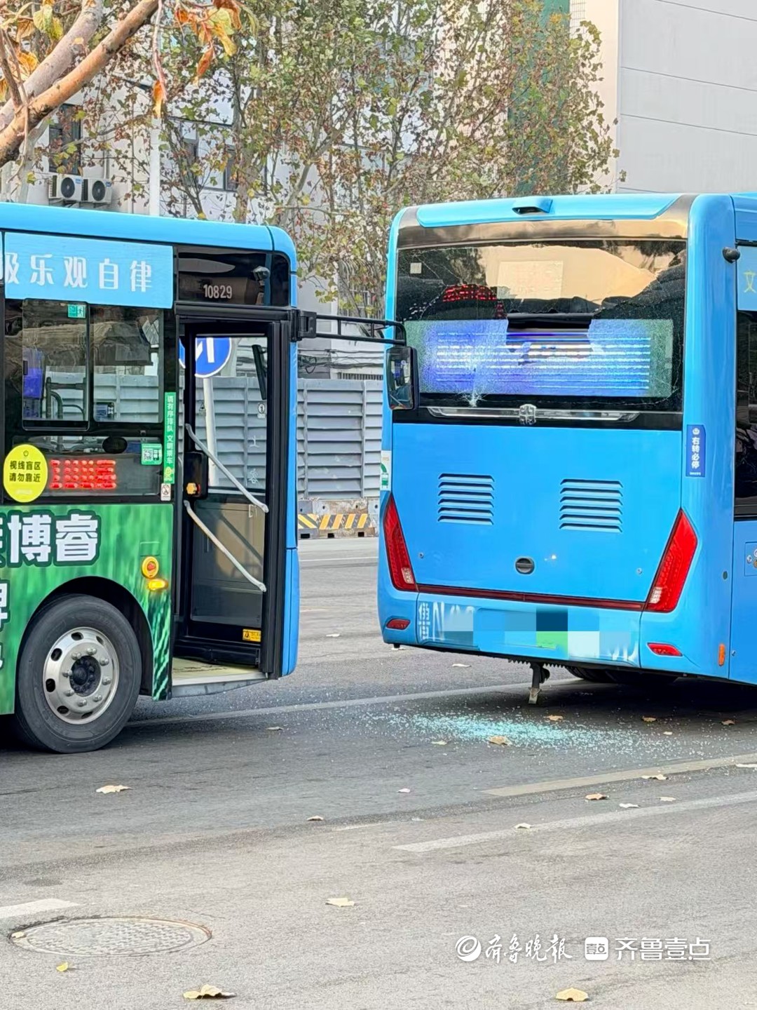 情报站|德州湖滨中大道两辆公交车发生追尾，玻璃碎了一地！