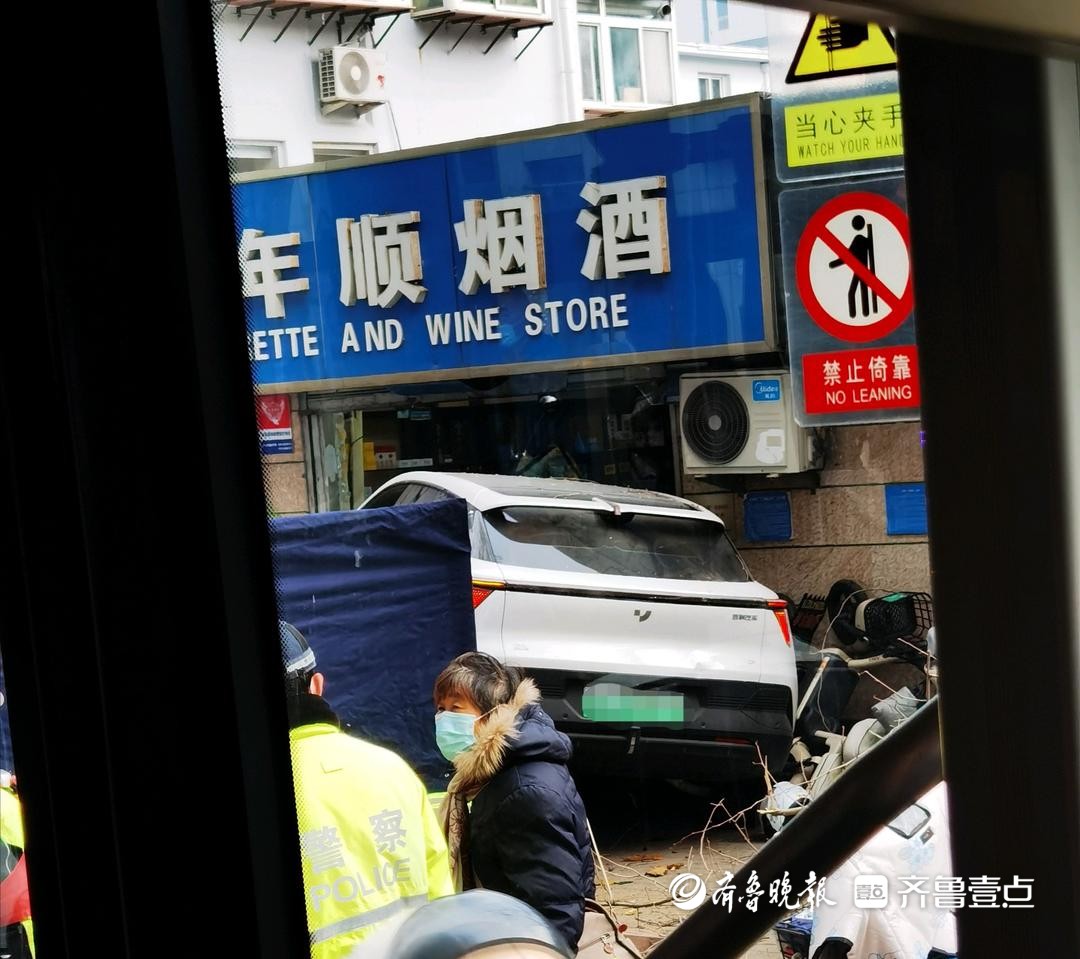 情报站|济南青年西路一私家车冲进路边商铺，交警已赶到现场处置
