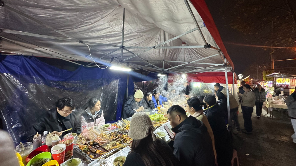 果然视频丨出了地铁口就能感受“烟火气”！青岛小夜市点亮暖经济