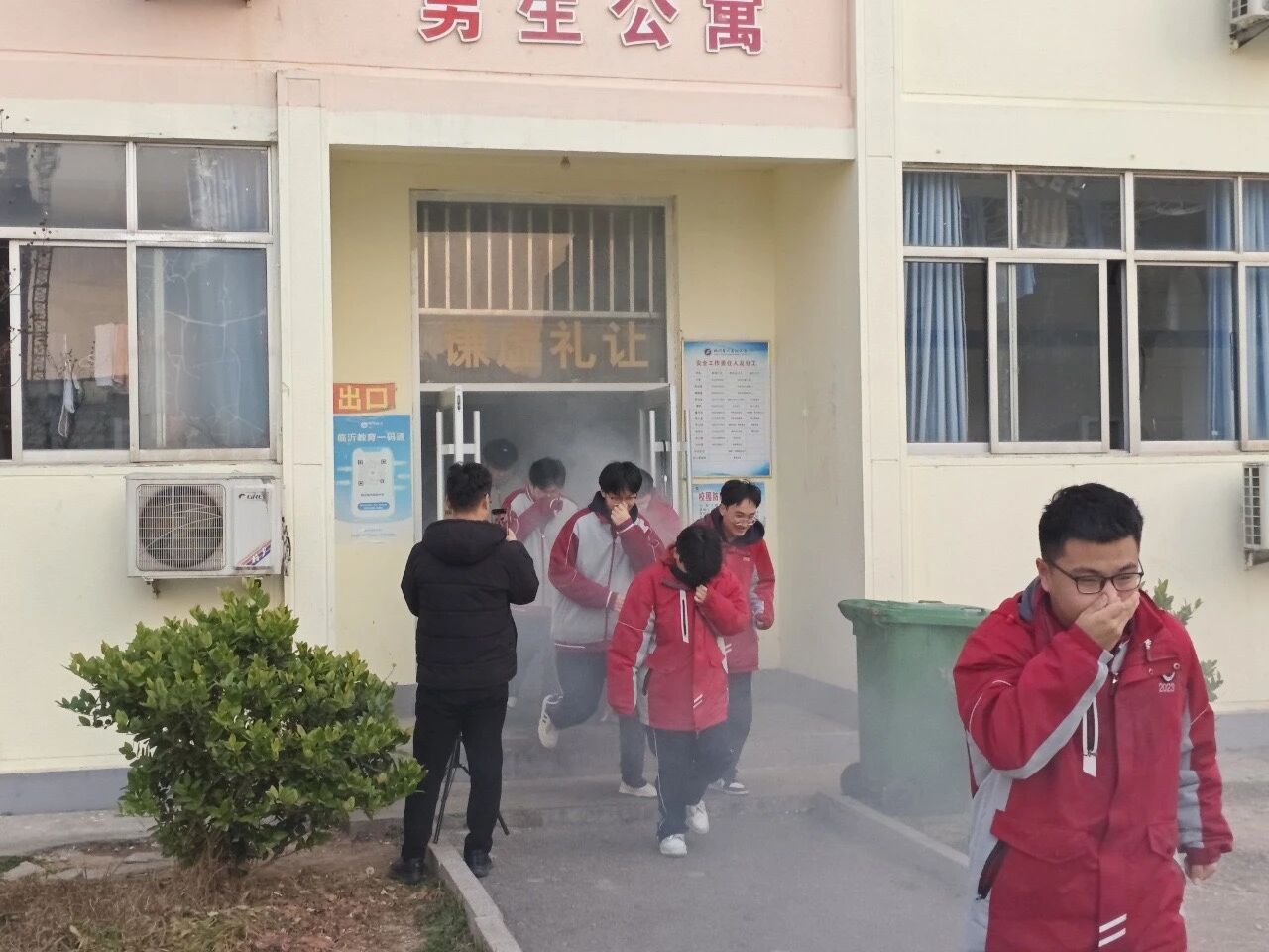 筑牢校园安全防线，临沂鲁州高级中学开展宿舍消防演练