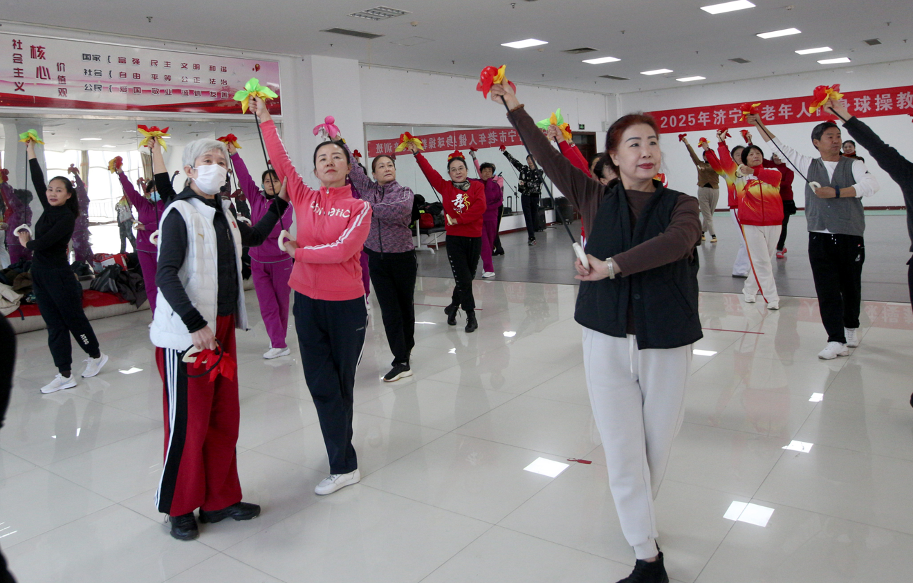 强教练队伍备老健盛会，济宁健身球操“舞”出老年新风采
