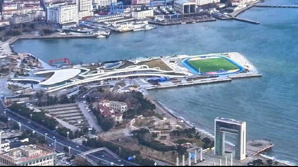 果然视频丨威海海边突现迷人画卷，蓝天白云映入海面