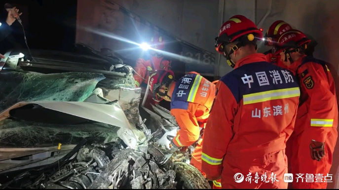 果然视频|一轿车与一货车发生事故，消防员破拆救出被困男子