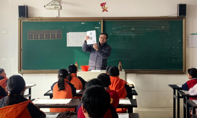 翰墨润童心，潍坊市基层文化建设指导员走进柳山小学开展书法培训