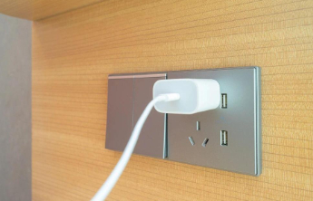 别让“小习惯”埋隐患——警惕充电插头充完不拔的火灾风险