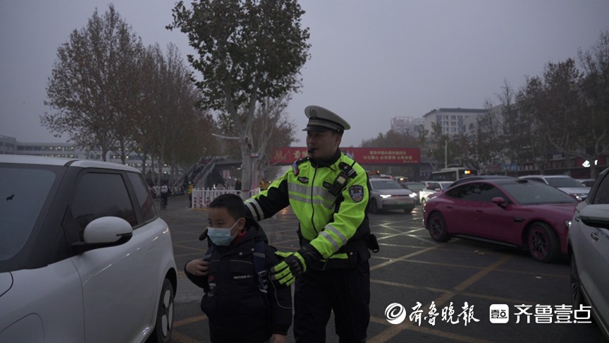 城市唤醒者|6点半准时到岗！交警拉车门，送娃进学校