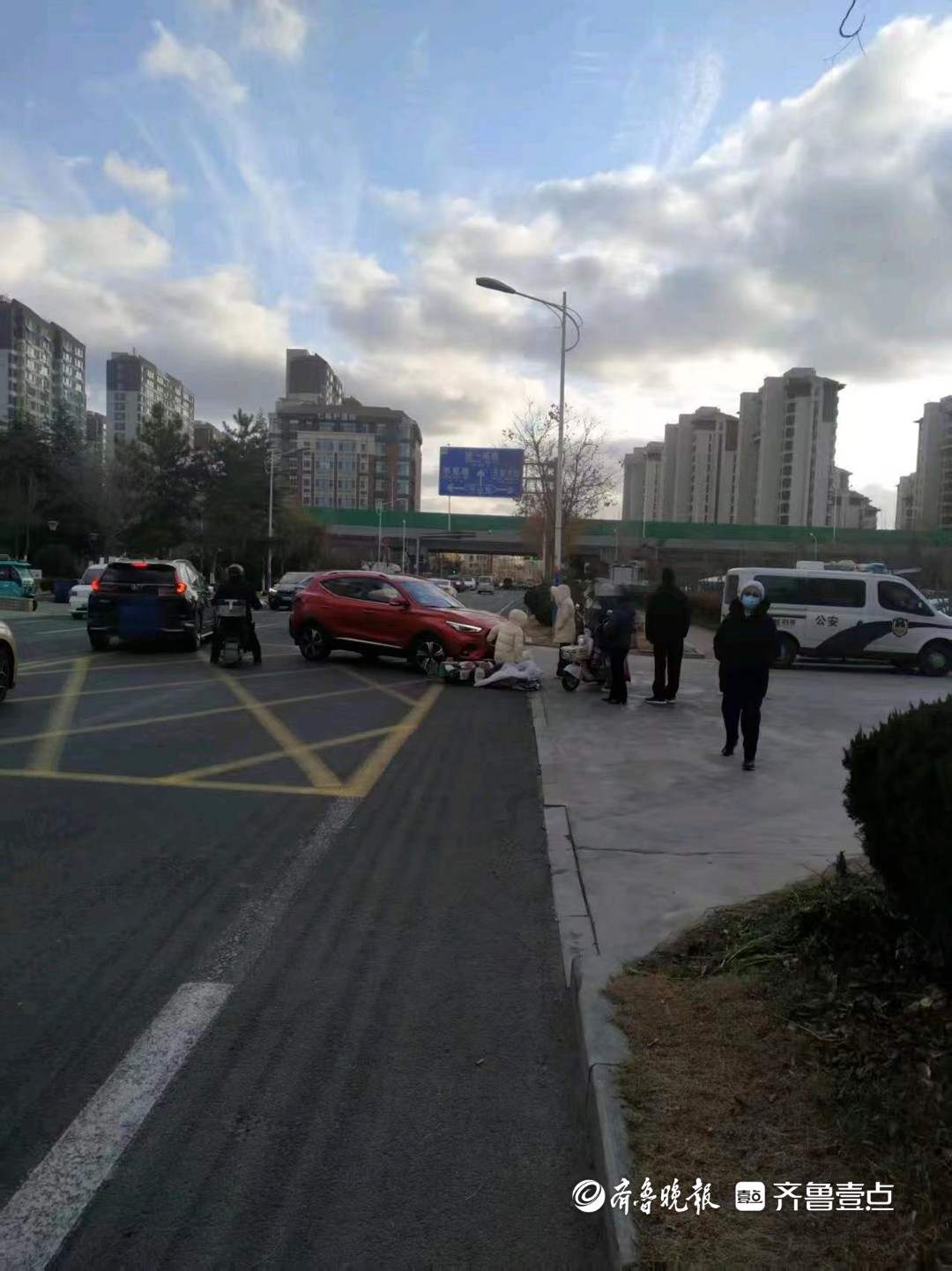 情报站|威海天鹅岭路一私家车与电动车相撞，出行注意安全