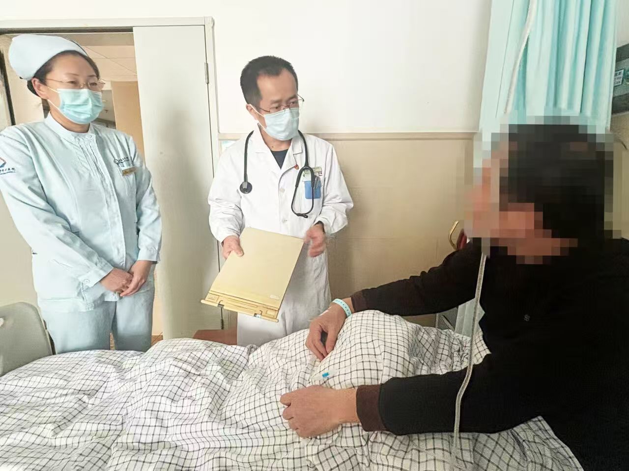 七旬老人胆囊术后突发胆管结石，日照市中心医院镜下取石化险为夷