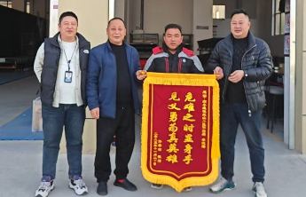 壹点企讯｜遇险情不旁观！顺丰小哥急救被撞老人