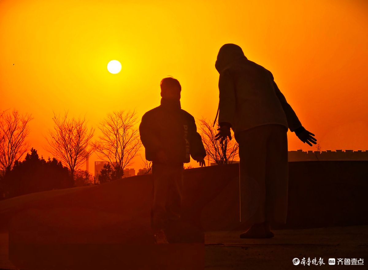  夕阳相伴，母子嬉戏