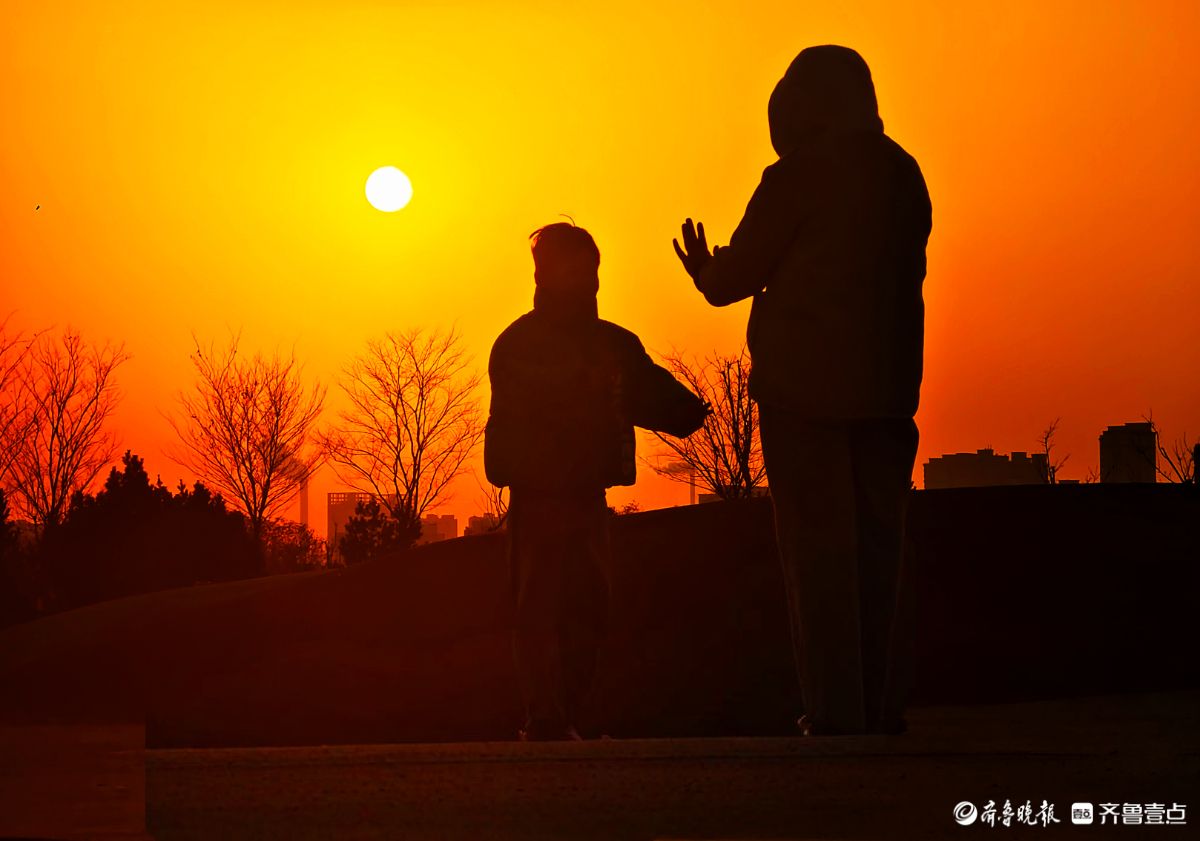  夕阳相伴，母子嬉戏