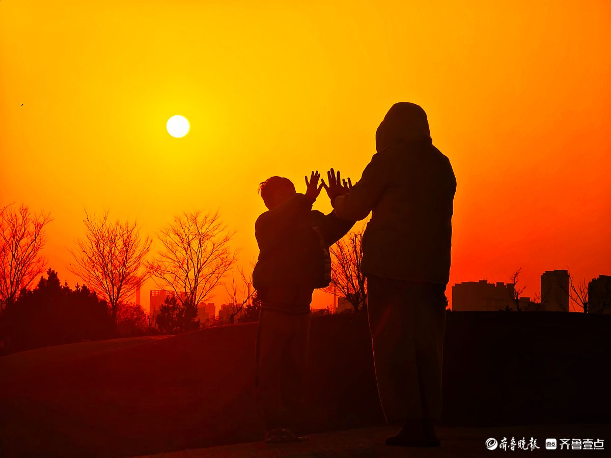  夕阳相伴，母子嬉戏