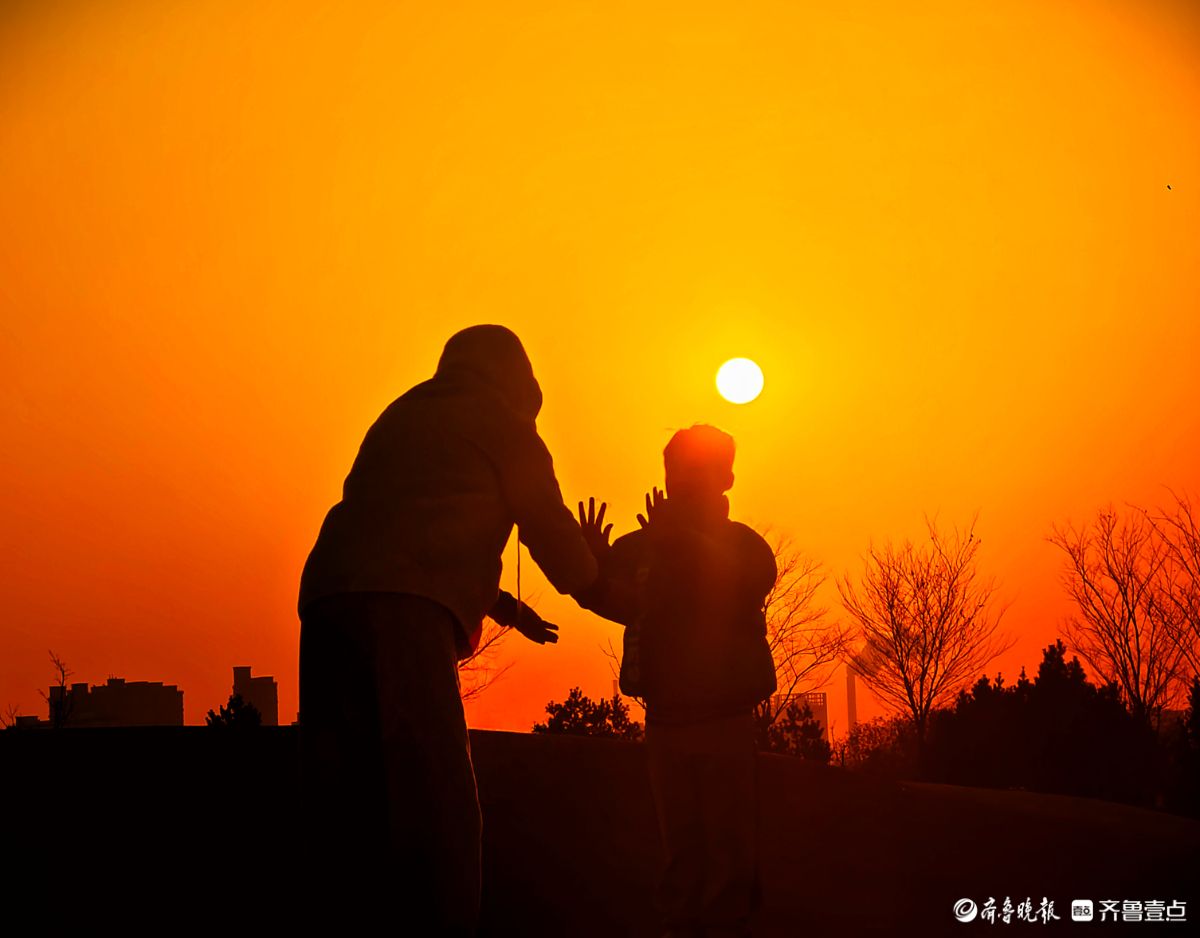  夕阳相伴，母子嬉戏