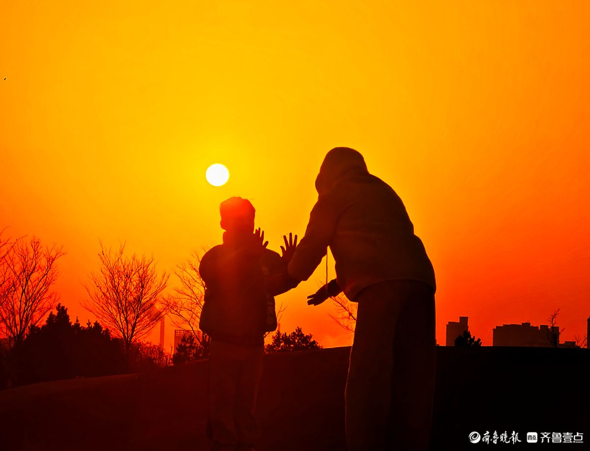  夕阳相伴，母子嬉戏