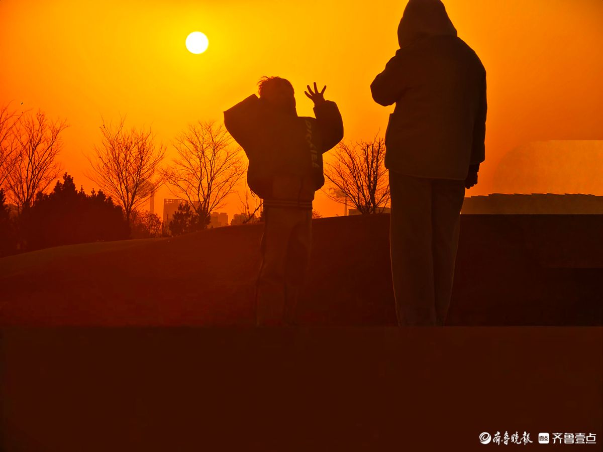  夕阳相伴，母子嬉戏