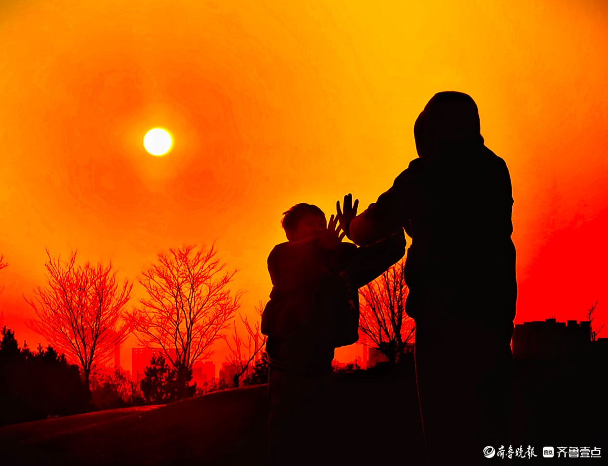  夕阳相伴，母子嬉戏