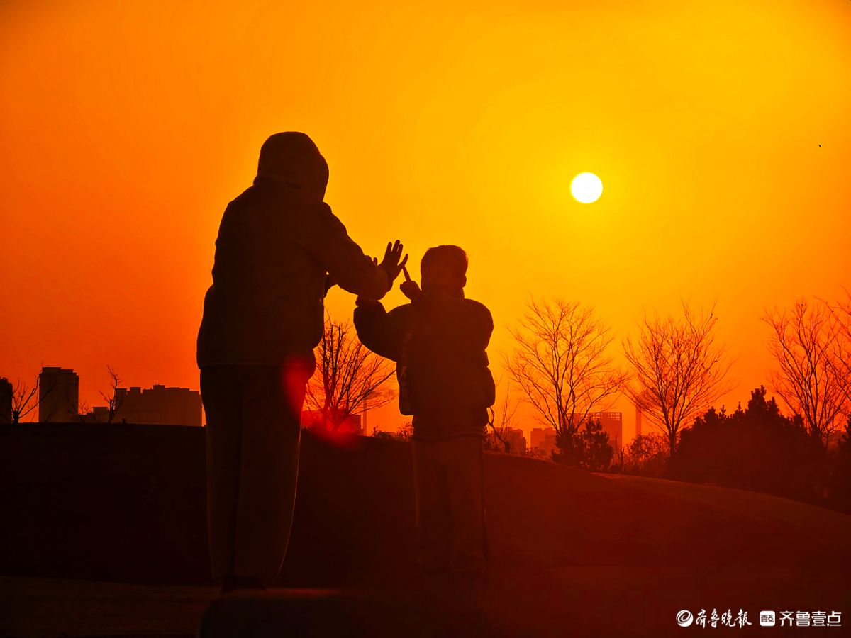  夕阳相伴，母子嬉戏