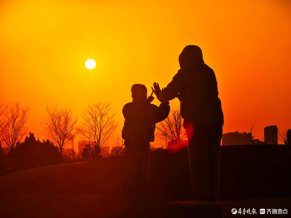  夕阳相伴，母子嬉戏