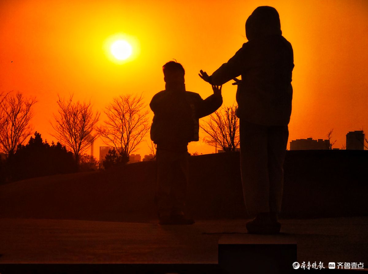  夕阳相伴，母子嬉戏