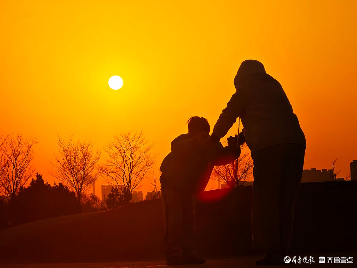  夕阳相伴，母子嬉戏