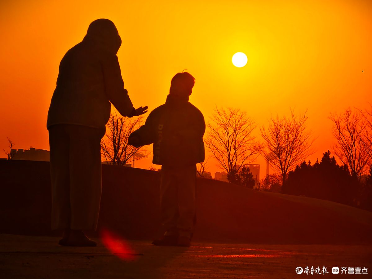  夕阳相伴，母子嬉戏